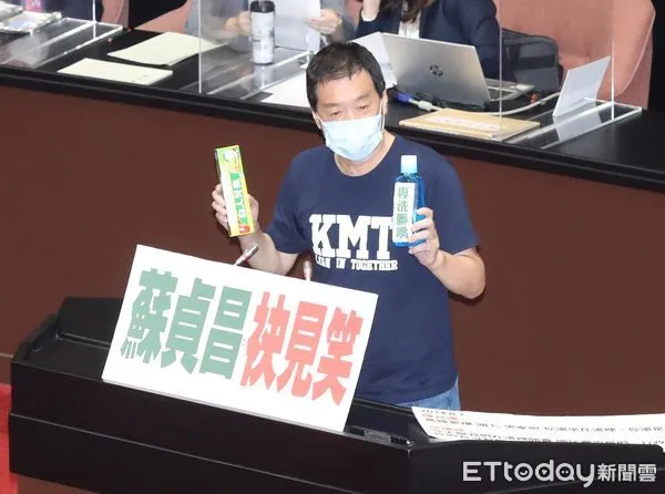 ▲▼行政院長蘇貞昌赴立法院施政總質詢 國民黨默哀 費鴻泰送牙膏漱口水。(圖/記者屠惠剛攝)