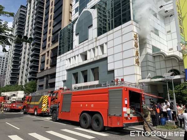 ▲台南市消防局15日選擇在安平區「世華大樓」進行消防安全設備檢查抽驗並辦理消防搶救相關演練，在市長黃偉哲見證下，宣示對複合式建築物安全之重視。（圖／記者林悅翻攝，下同）