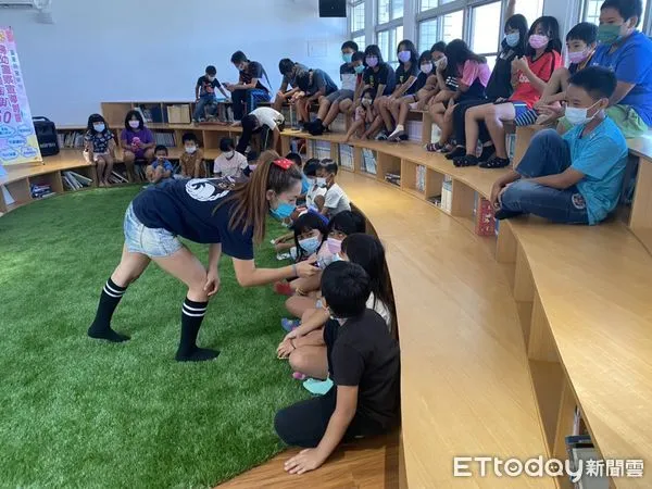 ▲婦幼警察宣導劇團人員與學童進行互動。(圖/記者楊漢聲翻攝)