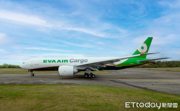 ▲長榮航空第六架波音777貨機抵台，將配置於東南亞及北美貨運航線，有助於增加長榮航空的貨運量能。（圖／長榮提供）