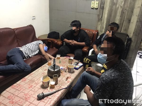 ▲４名男子於卡拉OK包廂飲食，違反視聽歌唱場所禁止飲食的防疫規定。（圖／記者楊漢聲翻攝）