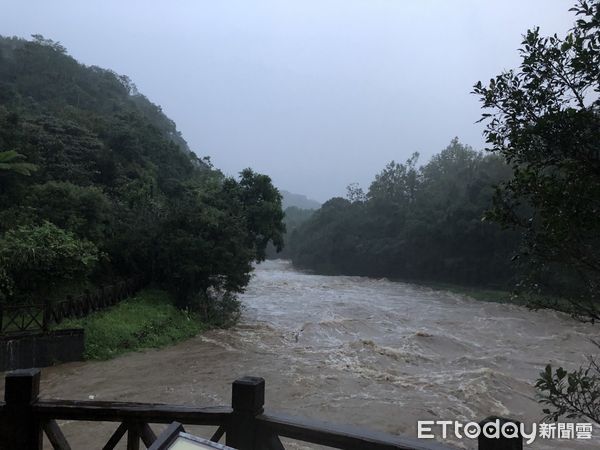 ▲虎豹潭溪水暴漲釀6人失蹤。（圖／記者郭世賢翻攝