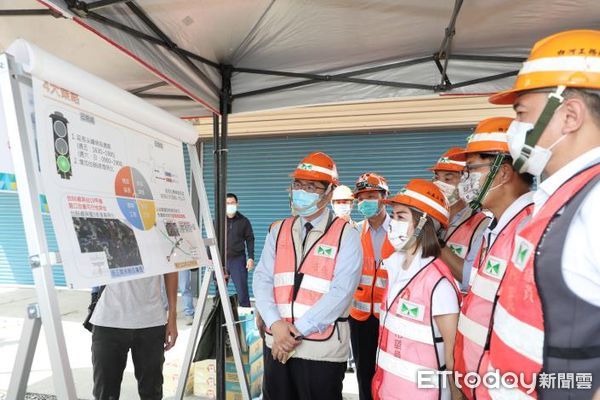 ▲ 台南市長黃偉哲視察匝道增闢右轉車道工程進度，未來出口匝道外側路段增闢1右轉專用車道，近路口處調整為2個左轉車道、2個直行車道及1個右轉車道，可望改善壅塞程度。（圖／記者林悅翻攝，下同）