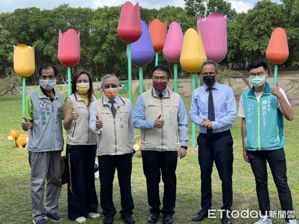 ▲台南柳營「2021德元埤荷蘭村風車節」16日開幕，市長黃偉哲偕同副市長戴謙前往參與，並邀請民眾一起來感受異國風情。（圖／記者林悅翻攝，下同）