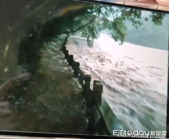 ▲▼虎豹潭溪水沖走6人　黃泥水暴漲「灌進步道」畫面曝光。（圖／記者郭世賢翻攝）