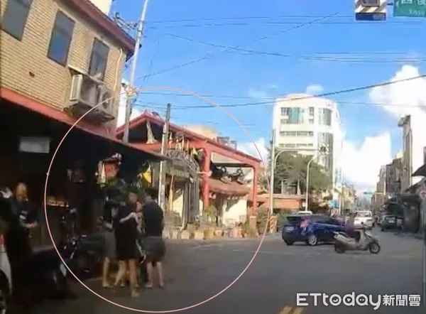 ▲宜蘭林姓男子不爽被疑是違停檢舉達人,與陳男當街幹架(紅圈處)。(圖/記者游芳男翻攝)
