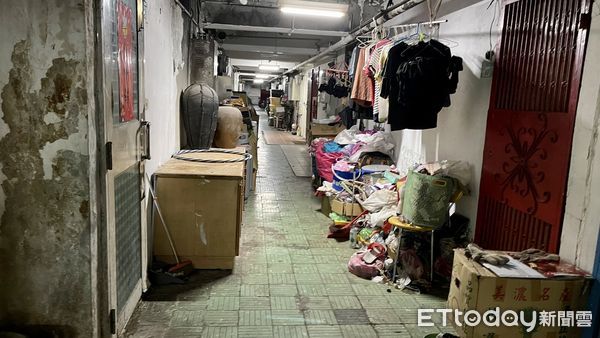 ▲▼台北市信義路上信維市場住商混合大樓,一二樓為店面,三到六樓為住戶,住戶走道堆滿雜物,牆面有壁癌,台樓梯間有不少垃圾,地下室市場鐵門關閉。（圖／記者陳詩璧攝）