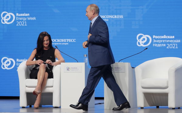 ▲▼普丁於「俄羅斯能源周」（Russian Energy Week）莫斯科國際論壇中，接受CNBC女主播專訪。（圖／路透）