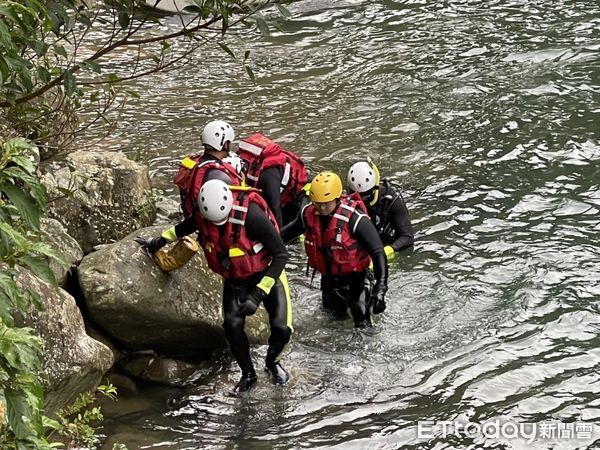 ▲▼救難人員重裝潛入潭底搜索，新北警出動無人機             。（圖／記者陳以昇翻攝）