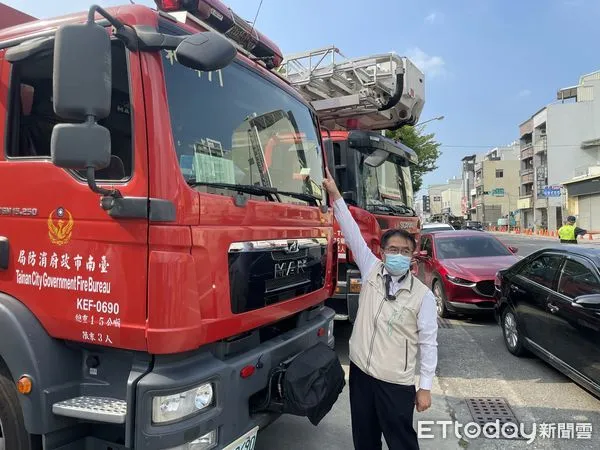 ▲奇美車電股份有限公司總經理徐學賢,主動捐贈3組AI主動警示系統給予台南市消防局,市長黃偉哲自視察,並感謝業者義行。(圖/記者林悅翻攝,下同)