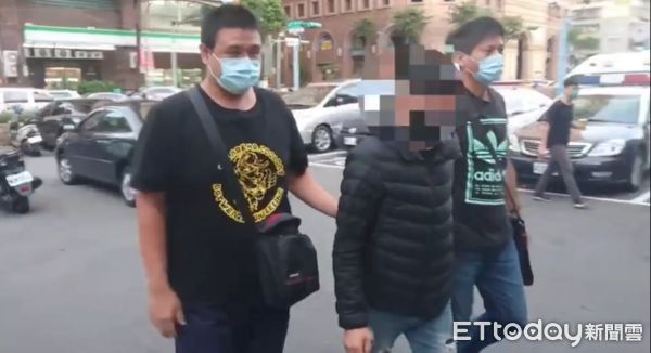 ▲劉男子提著一只裝著豬頭的白色袋子到張女家犯案。（圖／記者陳以昇翻攝，下同）