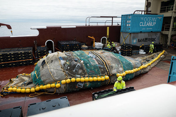 ▲▼荷蘭非營利組織 The Ocean Cleanup，使用暱稱珍妮的機具，清除掉9000公斤的海洋垃圾。（圖／取自Facebook／The Ocean Cleanup）