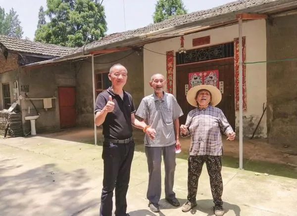 ▲▼陳東山(左)開心回鄉探望老人。(圖/翻攝自網易新聞)