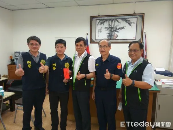 ▲台電新營區處處長張簡宗瑜為表示謝意,特地於20日上午到白河分局拜會陳明宏分局長,並頒發破案獎金6萬元。(圖/記者林悅翻攝,下同)