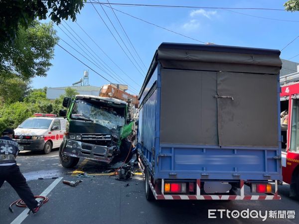 ▲高雄市橋頭區發生重大車禍，小貨車駕駛一度受困             。（圖／記者吳世龍翻攝）