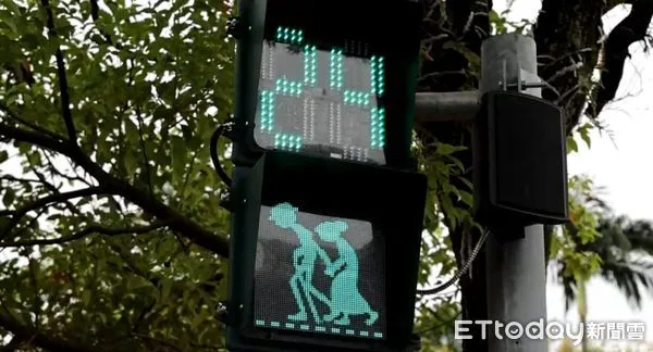 ▲▼可愛的宜蘭小綠人化身歌王,本土一哥—蔡佳麟(下圖左2)助陣宣改導路口交安。(圖/記者游芳男翻攝,下同)