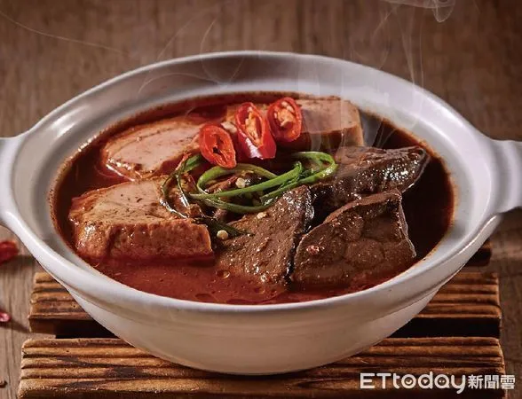 ▲阿一鮑魚 天下三絕 麻辣鴨血豆腐。(圖/阿一鮑魚提供)