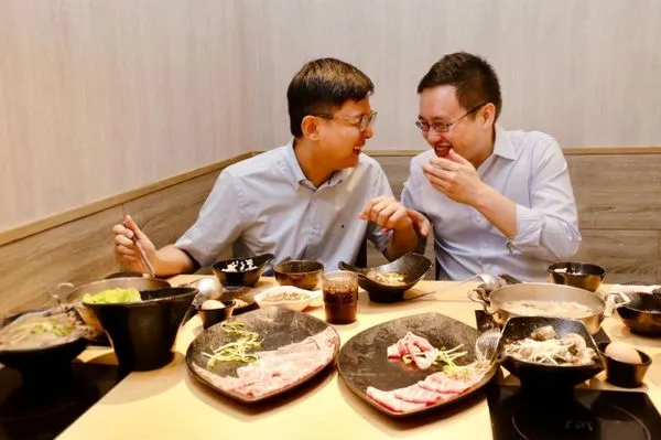 ▲▼卓冠廷、趙怡翔一起吃火鍋。(圖/卓冠廷提供)