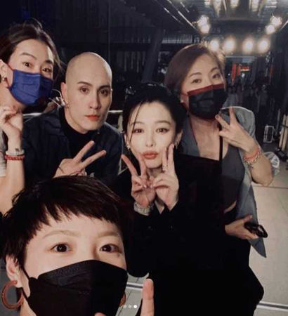 黃宣的女友(前)於公於私都跟他緊密連結。(圖/翻攝自IG)