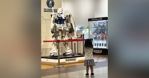 日本有位3歲小女孩，經過購物中心的大型鋼彈模型時，突然停下腳步雙手合十膜拜，就像到神社寺廟看到神像的反應，照片在推特爆紅。（翻攝自推特@ YuukiRay）