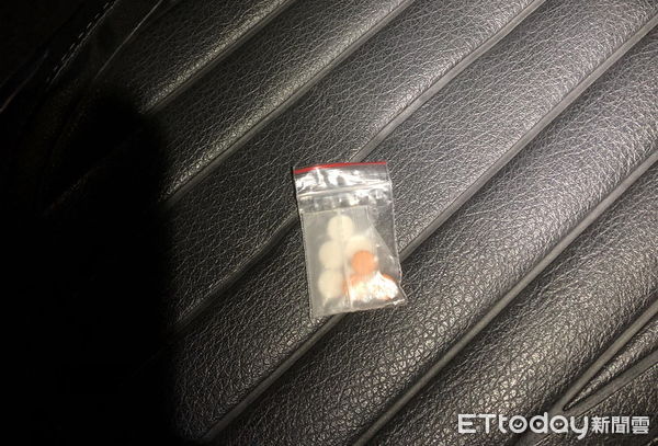 ▲▼警方在林姓男子的包包內發現FM2及一粒眠等毒品。（圖／記者吳世龍翻攝）