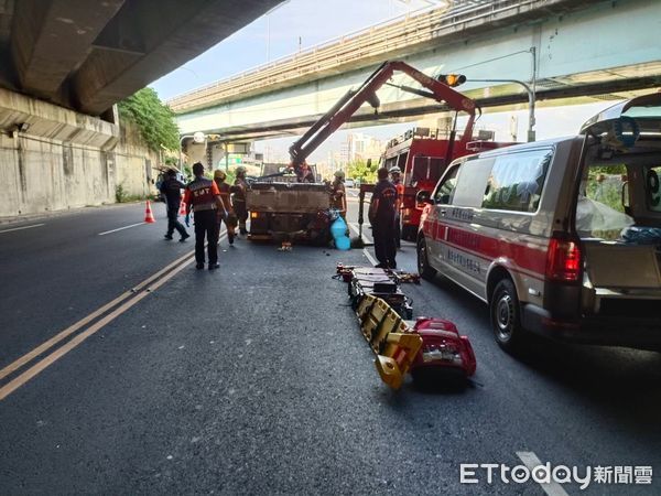 ▲台南市仁德區中正路與台86橋下發生1起死亡車禍，42歲杜姓男子騎機車行經該處時，不知何故追撞停等紅燈的自小貨車後車斗，杜男當場死亡。（圖／記者林悅翻攝，下同）