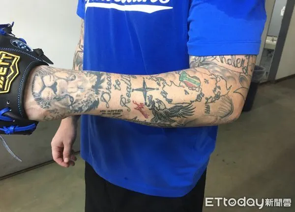 ▲富邦悍將洋將迪倫手上刺青。(圖/記者陳立勳攝)