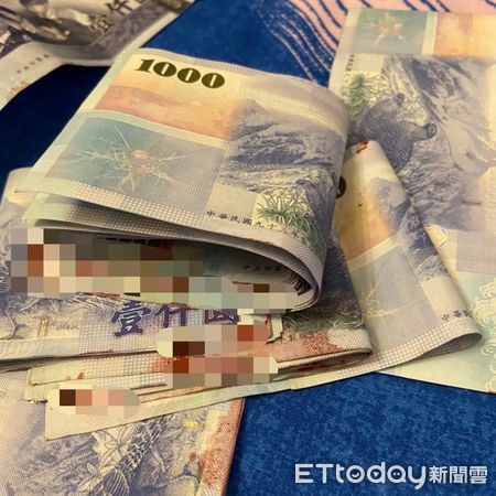 ▲▼新莊軟爛男作案後用外套包裹現金逃逸。(圖/記者陳雕文翻攝,下同)