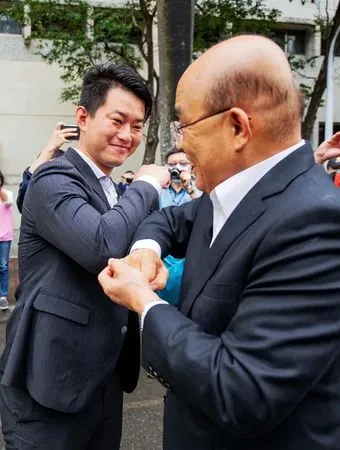 ▲▼蘇貞昌鼓勵陳柏惟「一時的挫折不要氣餒」。(圖/翻攝蘇貞昌臉書)