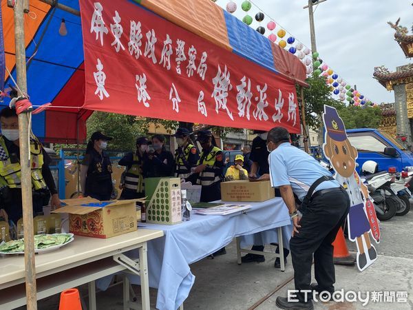 ▲迎王祭典期間，東港警分局在東隆宮設機動派出所服務信眾            。（圖／記者陳崑福翻攝，以下同）