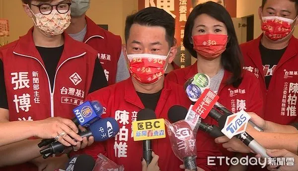 ▲每個月都超支經營5、60萬元,陳柏惟:未來會留2服務處。(圖/記者游瓊華翻攝)