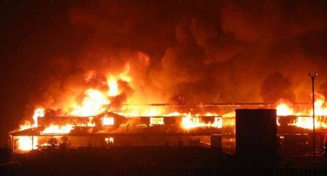 ▲▼未成年被燒死！奈及利亞非法煉油廠大火　至少25人身亡。（圖／翻攝自推特）