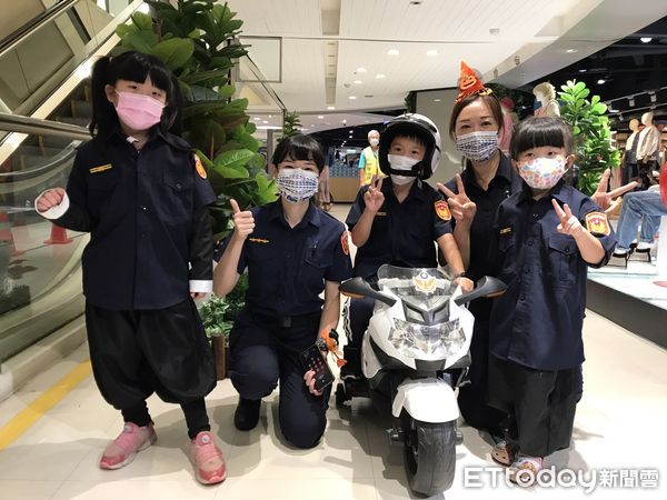 ▲台南市警察局、婦幼警察隊與遠東百貨台南成功分公司再度攜手合作，以「性別平權有愛無礙」為題，共同打造孩童最喜愛的「小小警察」體驗活動。（圖／記者林悅翻攝，下同）