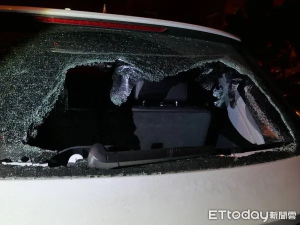 ▲車窗被砸破 。(圖/民眾提供,以下同)