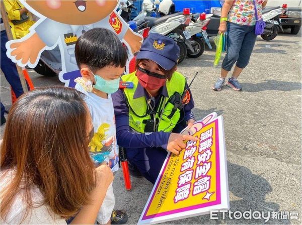 ▲屏東迎王祭典　東港警分局成立女警服務隊             。（圖／記者陳崑福翻攝，以下同）