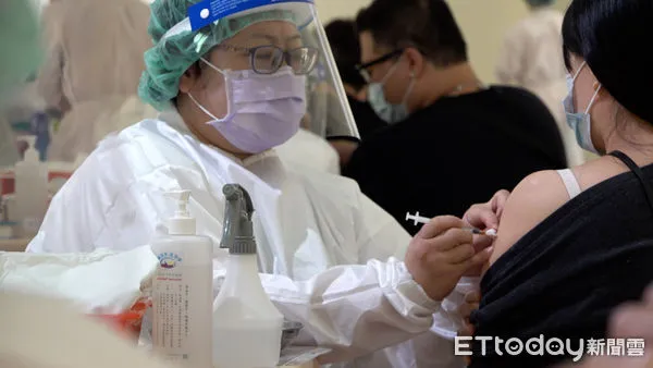 ▲▼疫情指揮中心加開5個疫苗BNT接種站,台北榮總進駐中正紀念堂BNT疫苗接種站。(圖/記者呂佳賢攝)