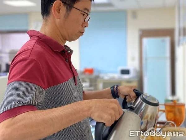 ▲榮民陳振忠退伍後找到事業第二春,成功變身咖啡達人。(圖/台東榮服處提供)