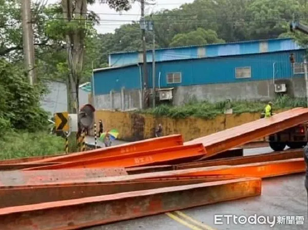 ▲大貨車載運大型H鋼鐵掉落路面,佔據雙向車道。(圖/民眾提供)