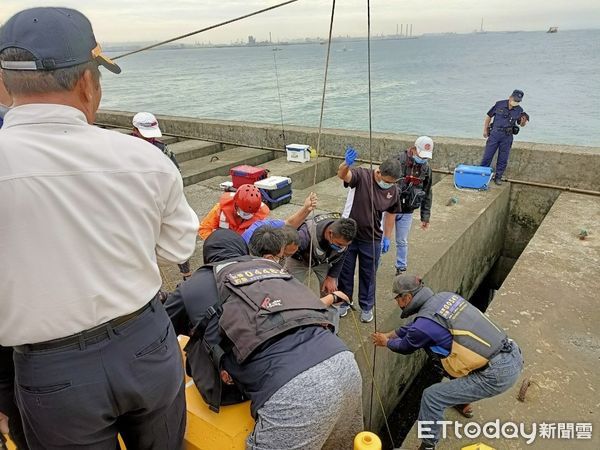 ▲台中港驚傳釣客落海，頭撞水泥卡石縫送醫不治。（圖／民眾提供）