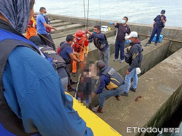 ▲台中港驚傳釣客落海，頭撞水泥卡石縫送醫不治。（圖／民眾提供）