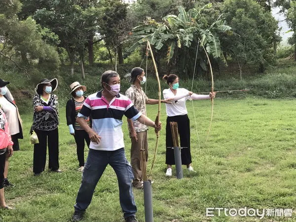 ▲環保志工體驗環境教育場域。(圖/記者楊漢聲翻攝)