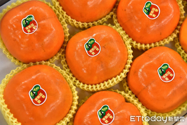 ▲▼東購銷售台中特色農產東勢甜柿。（圖／記者李毓康攝）