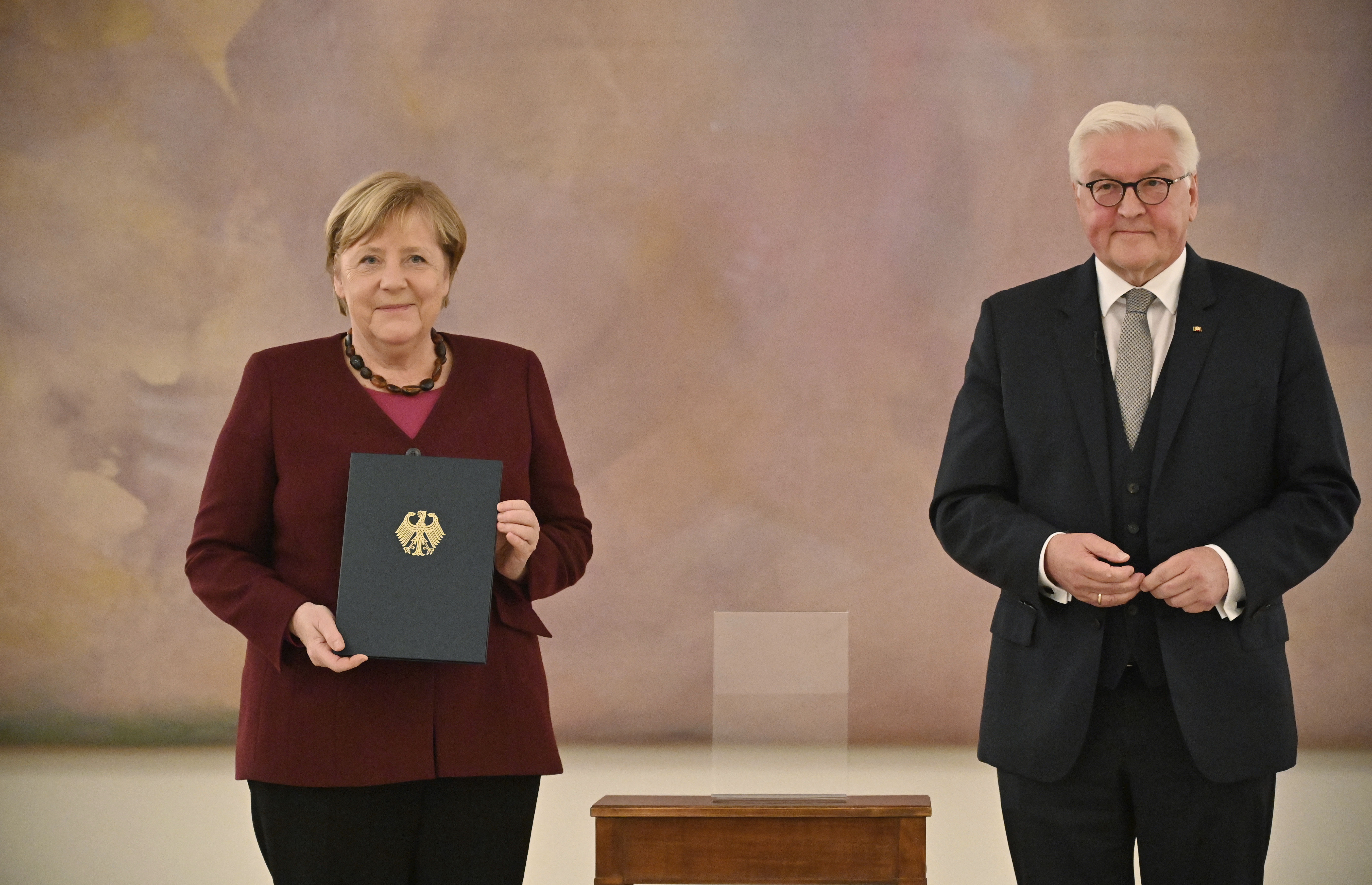 ▲▼ 德國總理梅克爾（左）26日從總統史坦麥爾手中接下正式解僱證書，結束近16年任期。（圖／達志影像／美聯社）