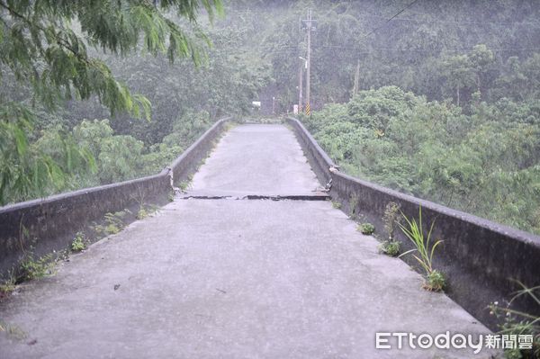 ▲竹林橋橫跨高寮溪，為高寮地區往竹林社區及赤科山重要聯外道路，因圓規颱風豪雨遭沖斷。（圖／花蓮縣政府提供，下同）