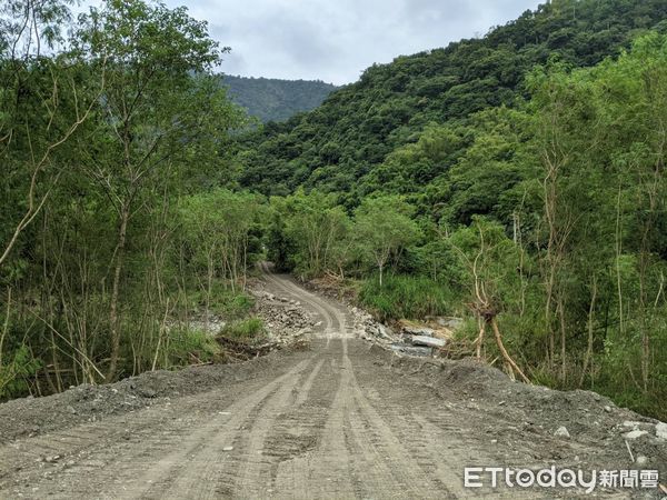 ▲竹林橋橫跨高寮溪，為高寮地區往竹林社區及赤科山重要聯外道路，因圓規颱風豪雨遭沖斷。（圖／花蓮縣政府提供，下同）