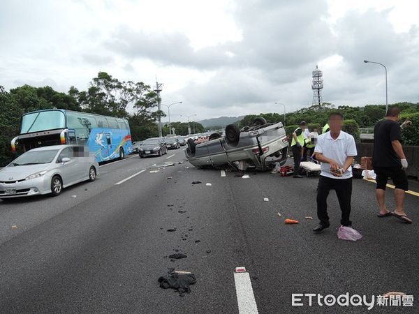 ▲▼國道3號南下90.4公里處廂型車翻車，造成1死7傷。（資料照／記者陳凱力翻攝，下同）