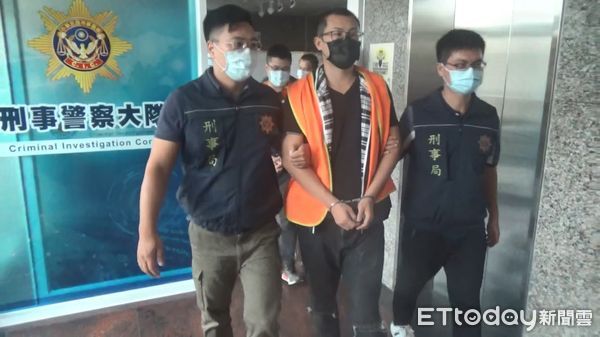 ▲曾在高雄直播主之亂對大仁哥寵物店開槍的「阿桔」張姓男子操盤詐騙集團遭警方逮捕訊後遭法院裁定羈押。（圖／記者張君豪翻攝）