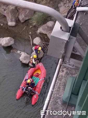 ▲台南市麻豆區麻善大橋27日下午4時32分許，傳出有1名女子疑溺水，消防人員在現場全力搜救中。（圖／民眾提供，下同）