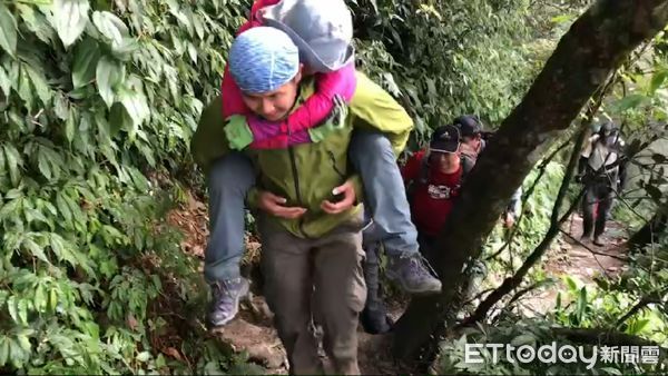 ▲消防人員輪流揹許姓女登山客下山            。（圖／記者陳崑福翻攝，以下同）