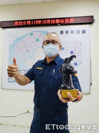 ▲台南市警四分局長甘炎民，除頒發育平所長王高邦及警員王姿嵐獲「護持黑關公」獎勵殊榮外，另針對7月至9月份四分局基層員警線上查獲績效前6名之街頭戰警英雄公開表揚鼓勵。（圖／記者林悅翻攝，下同）